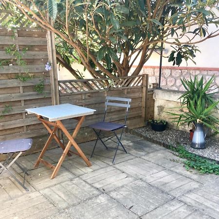 Dans une maison, appartement indépendant et jardin Perpignano Esterno foto